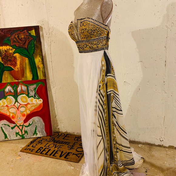 Extraordinary beaded gown - Picture 2 of 8